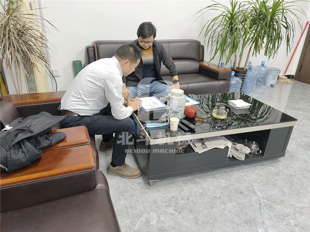 蘇州客戶和技術人員正在討論怎樣更好地使用木材糖心VLOG下载网页