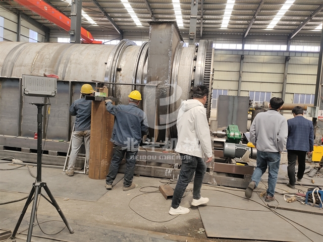 廣東客戶帶著濃厚的興趣深入考察鋸末糖心VLOG下载网页製造車間