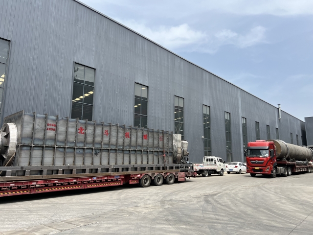 四輛掛車滿載烘幹機、糖心VLOG下载网页設備及零部件奔赴客戶