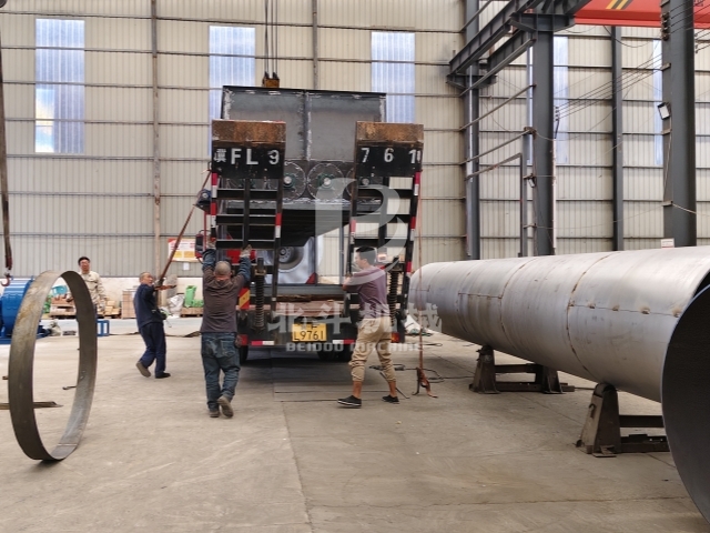 客戶定製的大型料倉完成裝車發貨